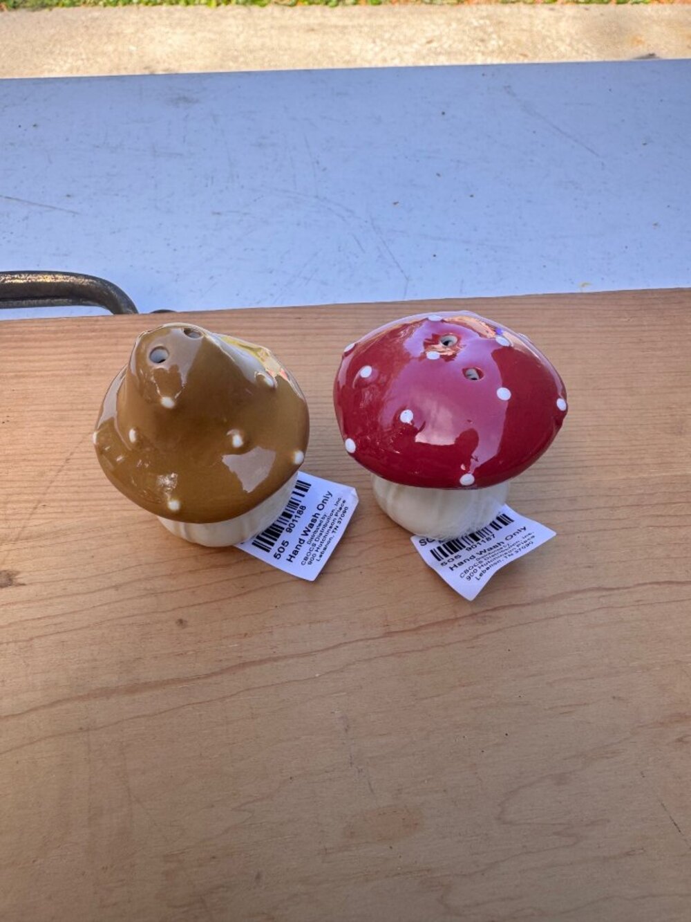 Cracker Barrel Mini Mushroom Salt Pepper Shakers Red Brown Ceramic Woodland - Picture 5 of 8